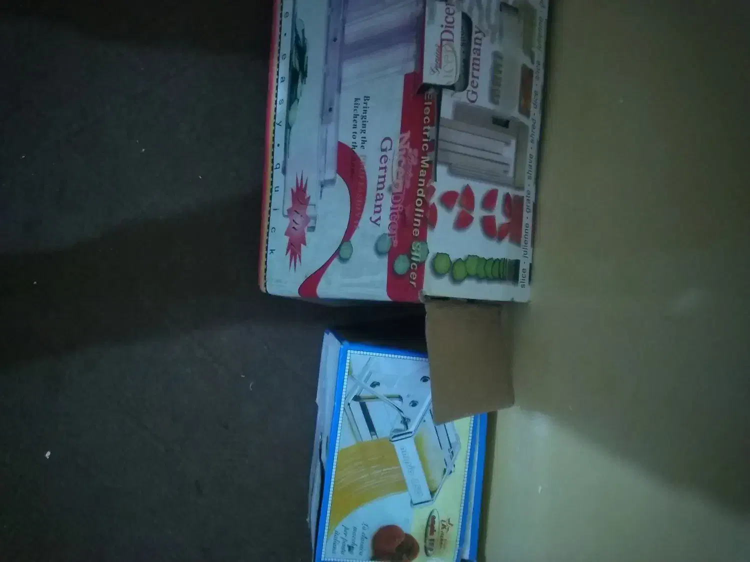 رنده برقی و سالاد ساز و خمیر پهن‌کن و ست آرکوپال|ظروف سرو و پذیرایی|چغادک, |دیوار