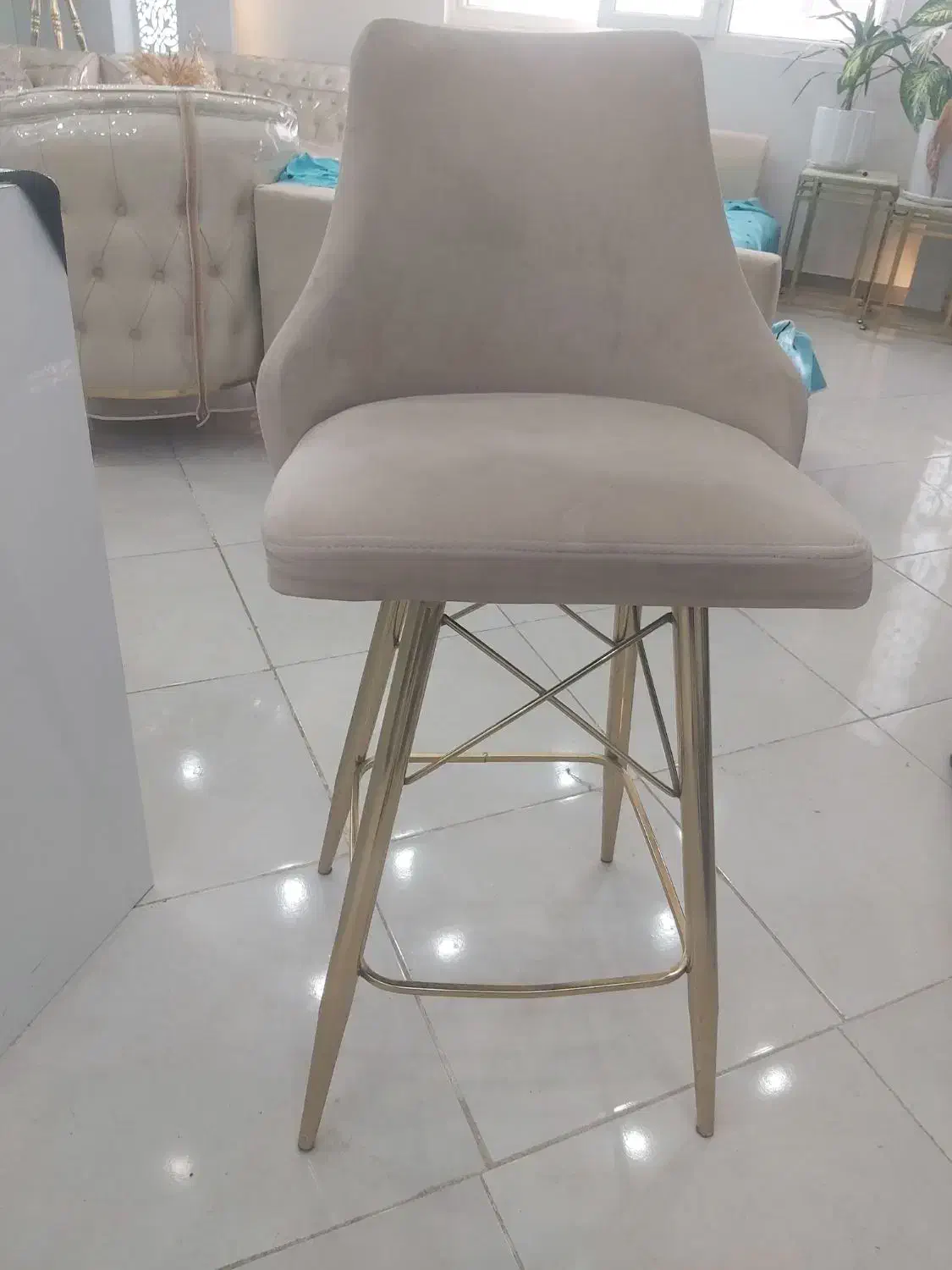 صندلی پایه بلند در حد نو رنگ ثابت|میز و صندلی غذاخوری|پرند, فاز ۶|دیوار