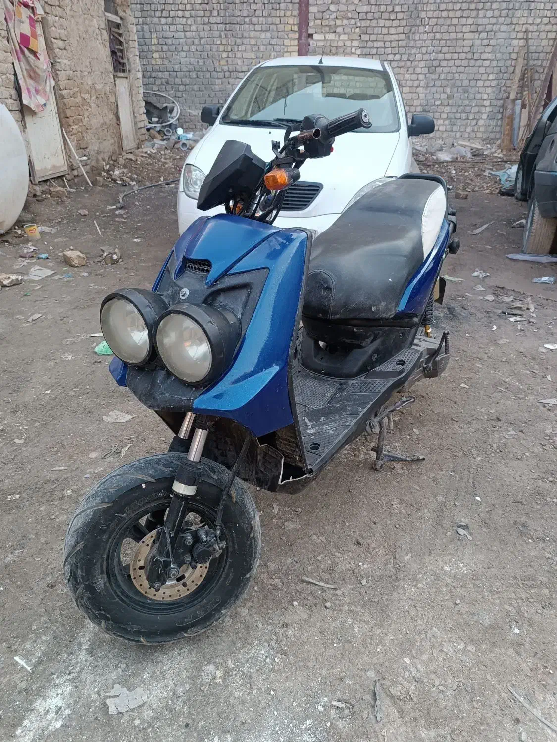 موتور|موتورسیکلت|قم, قلعه کامکار|دیوار