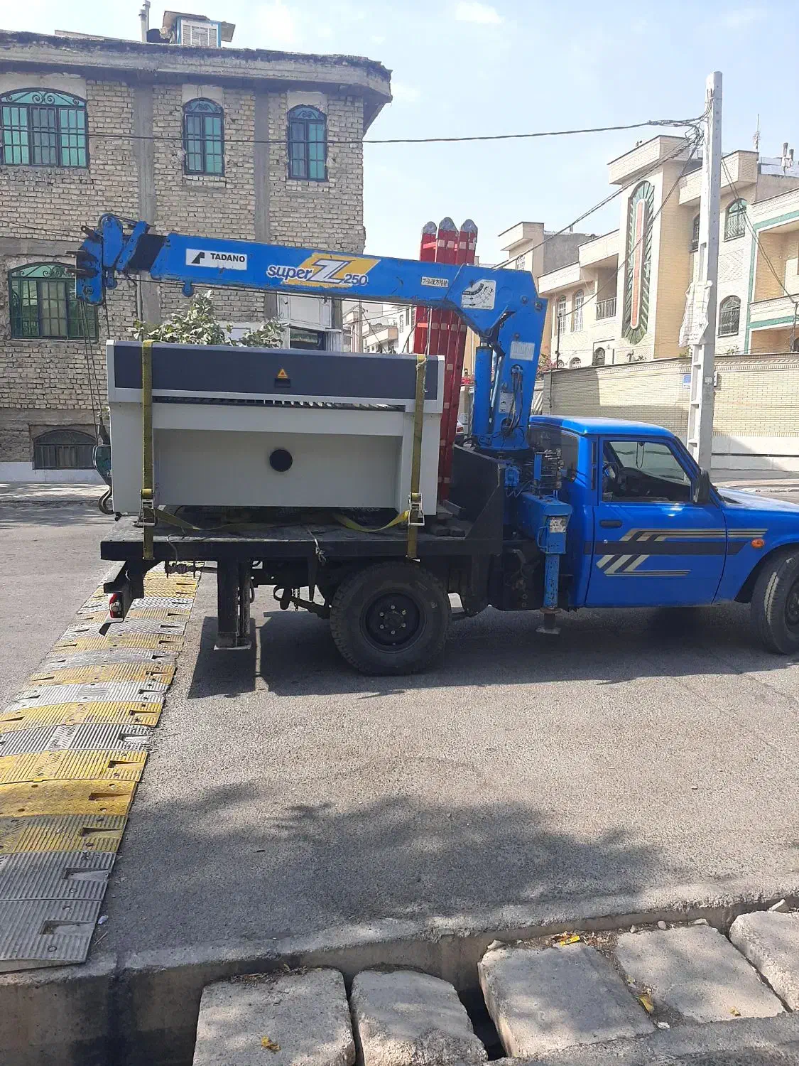 جرثقیل خاور ۳تن و نیسان ۲تن کفی دکل بلند جهت کار|خدمات حمل و نقل|شیراز, بعثت|دیوار