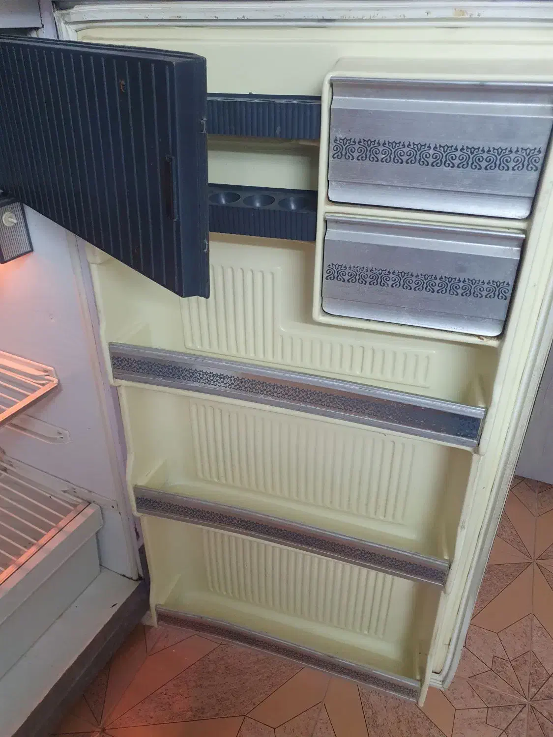 فروش یخچال آزمایش قدیمی به شرط|یخچال و فریزر|جهرم, |دیوار