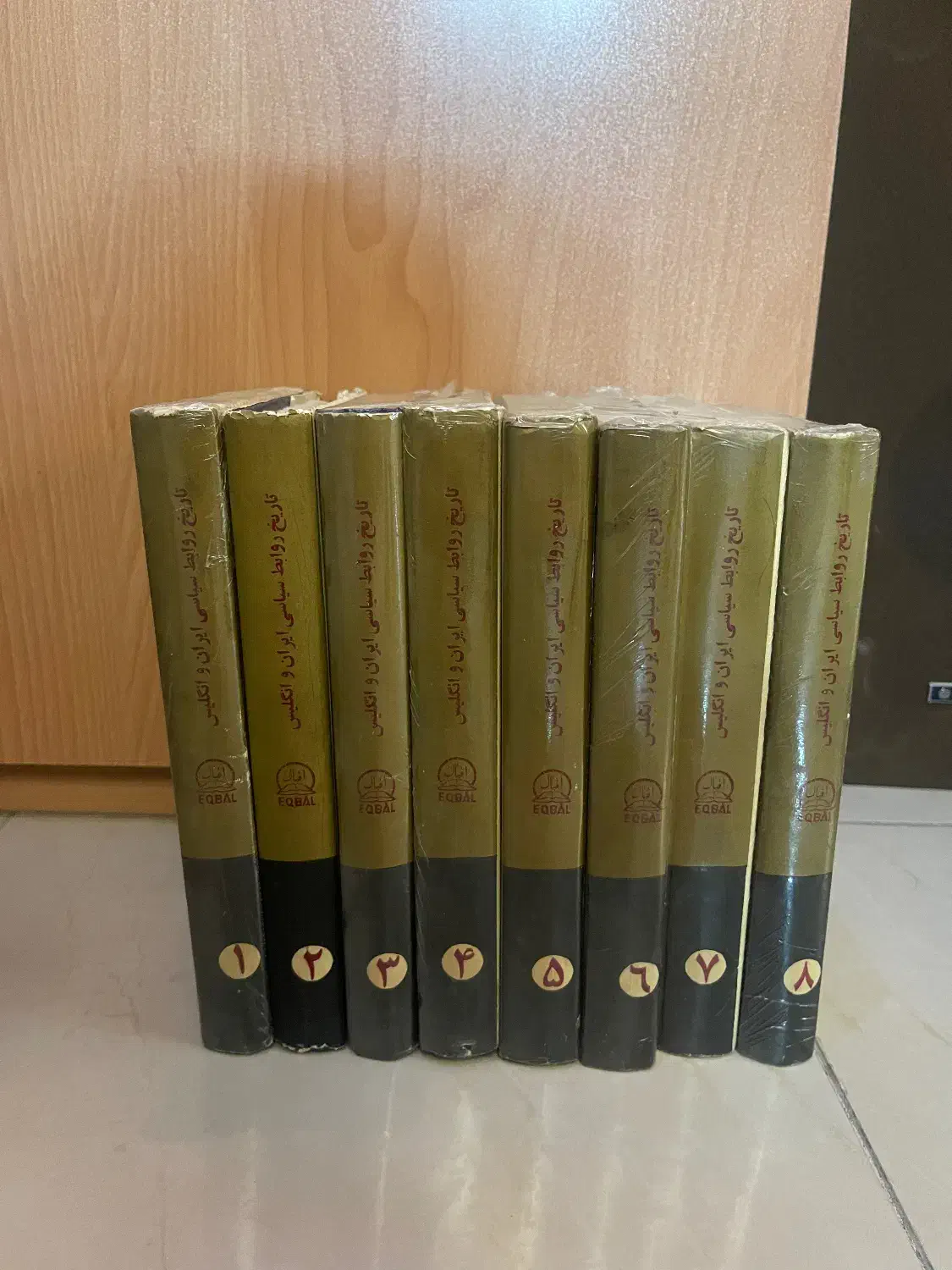 تعدادی کتاب نفیس|کتاب و مجله تاریخی|اصفهان, نقش جهان|دیوار