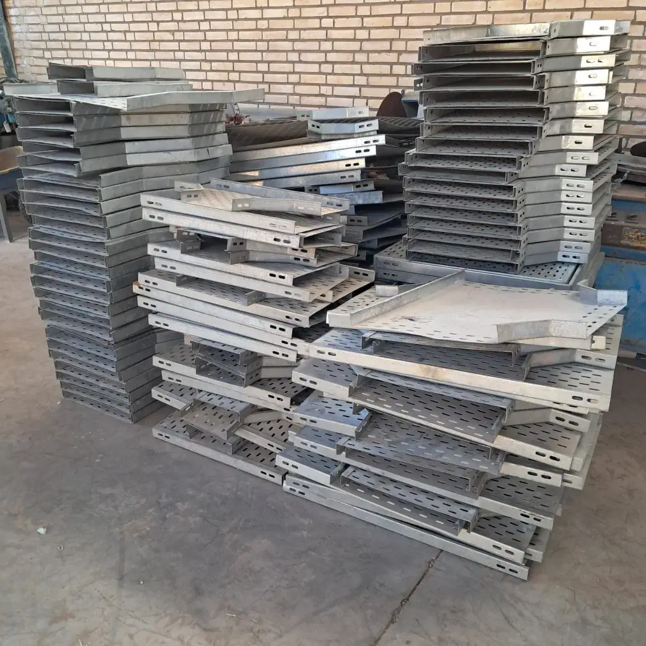 حدود ۱/۵ تن اتصالات سینی و کابل و زانو  برند ۵ تاش|ماشین‌آلات صنعتی|پاکدشت, خاتون آباد|دیوار