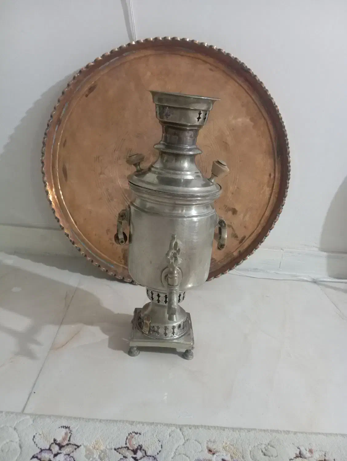 سینی بزرگ مسی وسماور ورشو|کلکسیون اشیاء عتیقه|بروجرد, |دیوار