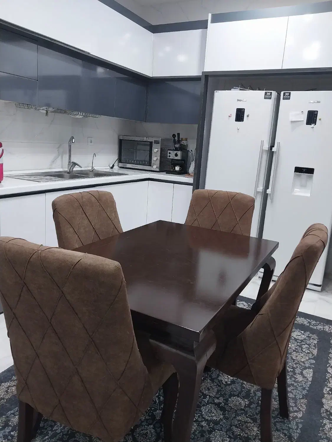 پشتی چرم ومیز نهارخوری وکلی وسیله خانه|مبلمان خانگی و میز عسلی|امیدیه, |دیوار