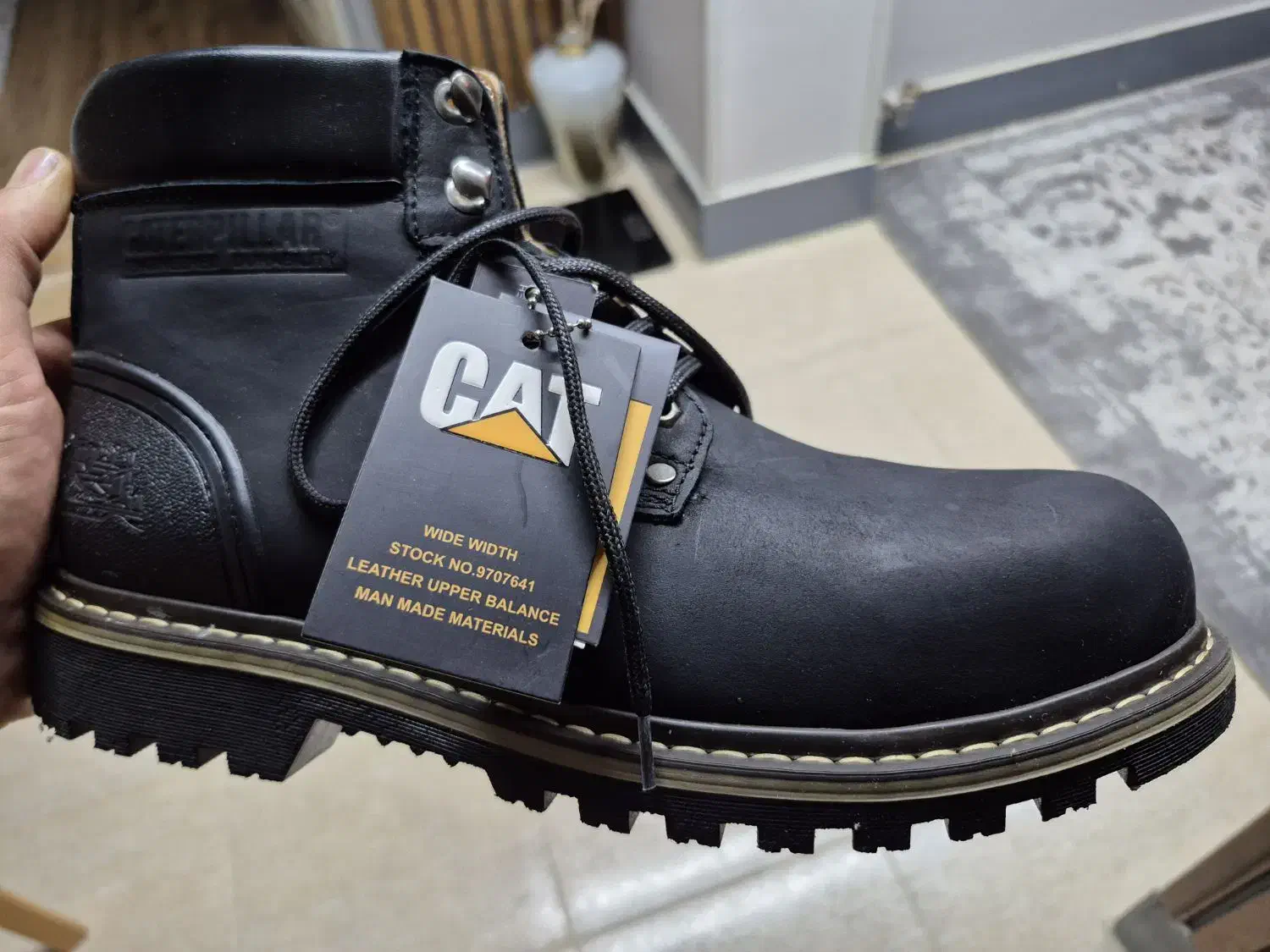 بوت کاترپیلار داخل خز چرم طبیعی گاو|کیف، کفش، کمربند|شاهین‌شهر, خانه کارگر|دیوار