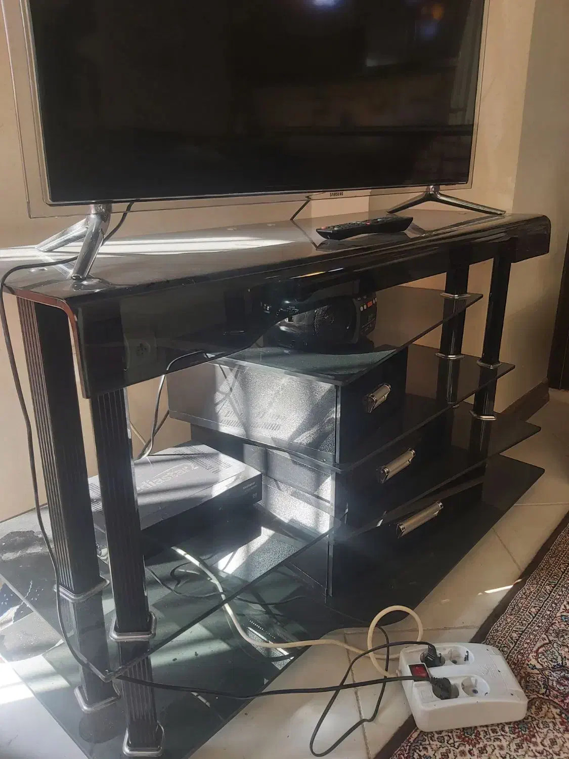 میز تلوزیون شیشه ای ۳تا کشو چوبی در حد نو|میز تلویزیون|فولادشهر, مسکن مهر فولادشهر|دیوار