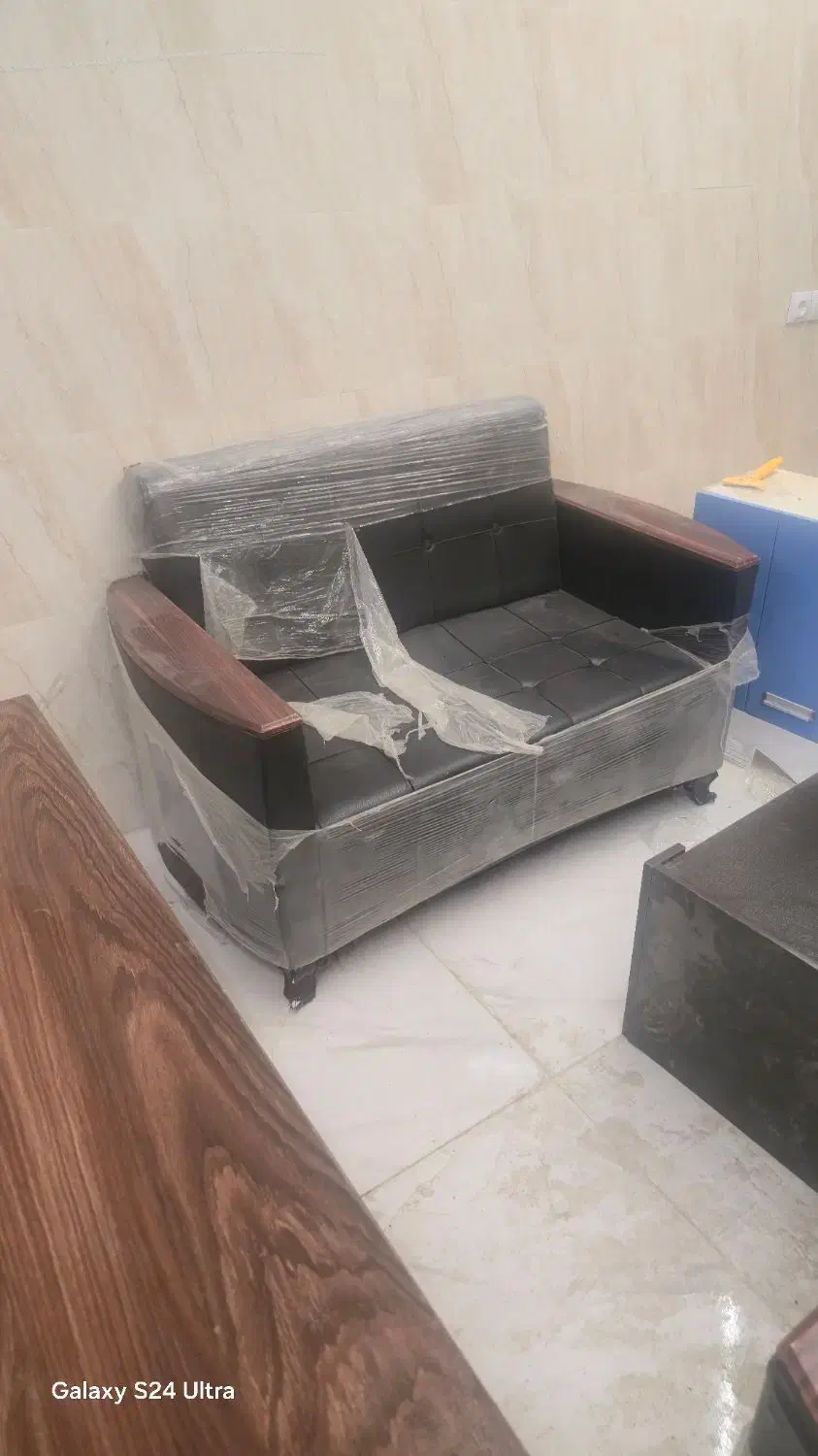 صندلی چرم و میز کارنو وبدون استفاده|مبلمان اداری|بندر امام خمینی, |دیوار