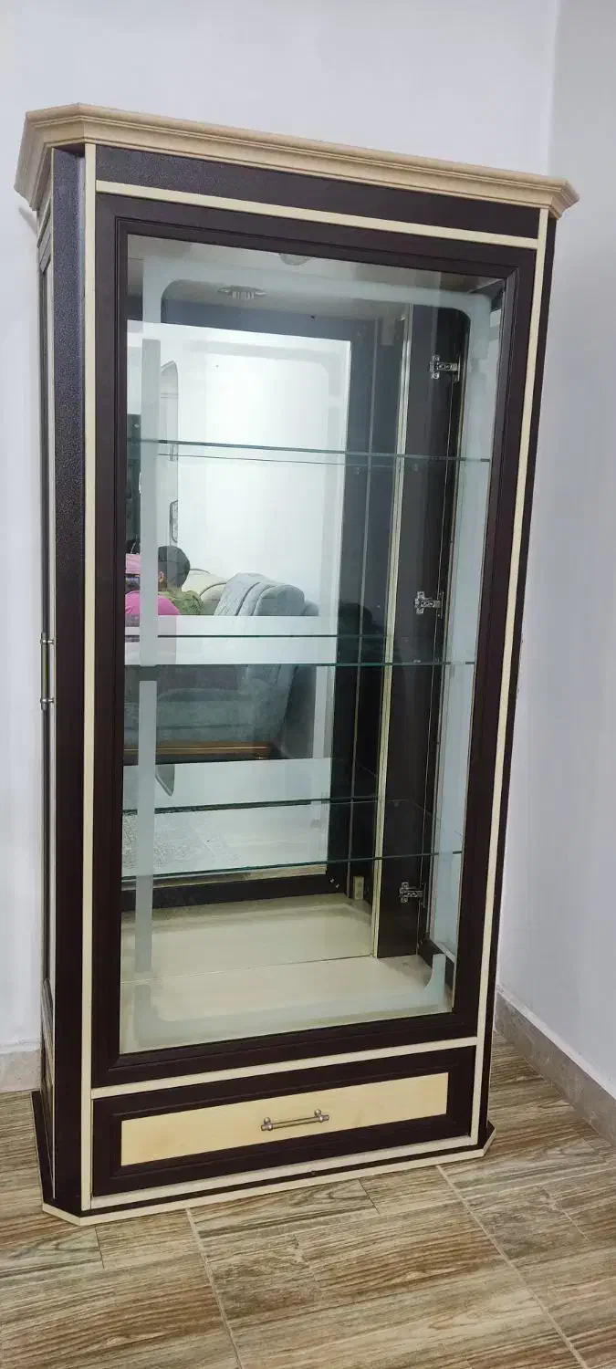 ویترین سه طبقه کاملا سالم و تمیز|بوفه، ویترین، کنسول|چالوس, |دیوار