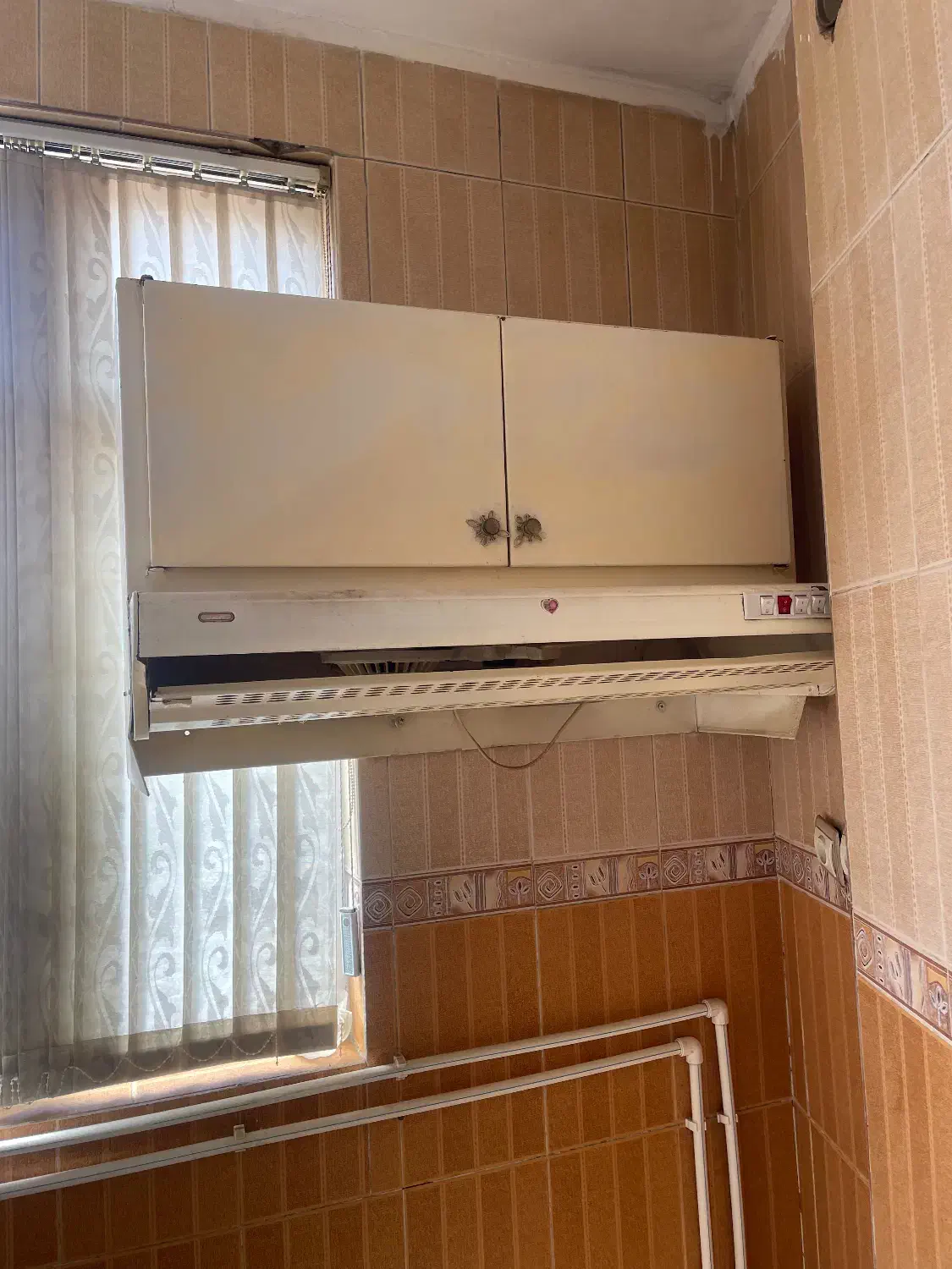 هود ومقداری موکت دست دوم|آب‌چکان و نظم‌دهنده ظروف|خوی, |دیوار