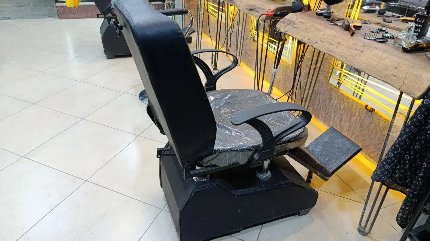 صندلی ارایشگاه|آرایشگاه و سالن‌های زیبایی|فولادشهر, B4|دیوار