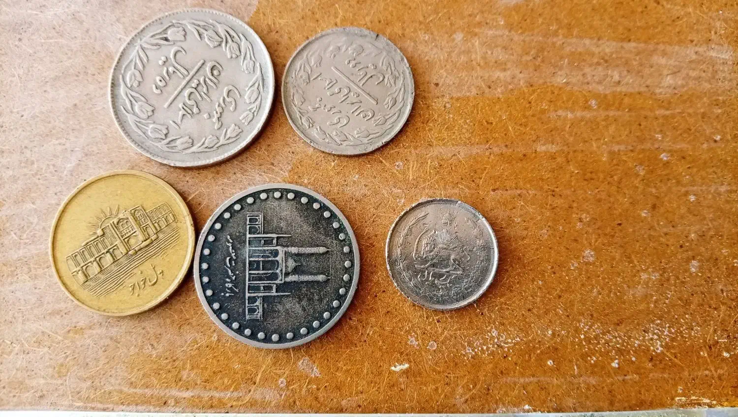 سکه قدیمی مال سال 1361|کلکسیون سکه، تمبر، اسکناس|ابریشم, |دیوار