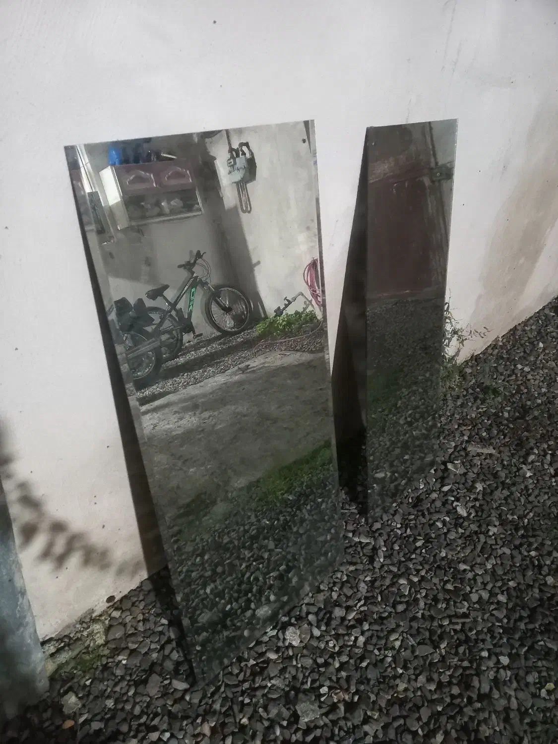 اینه|آینه|صومعه‌سرا, |دیوار