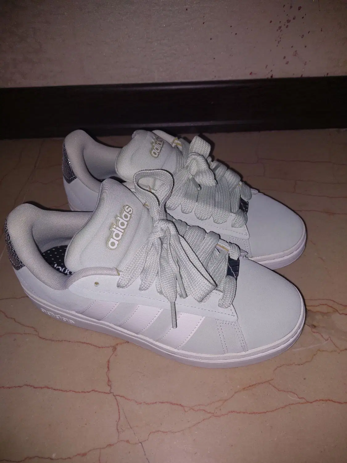 آدیداس اصل بارکددار سایز۴۰|کیف، کفش، کمربند|تهران, چیذر|دیوار