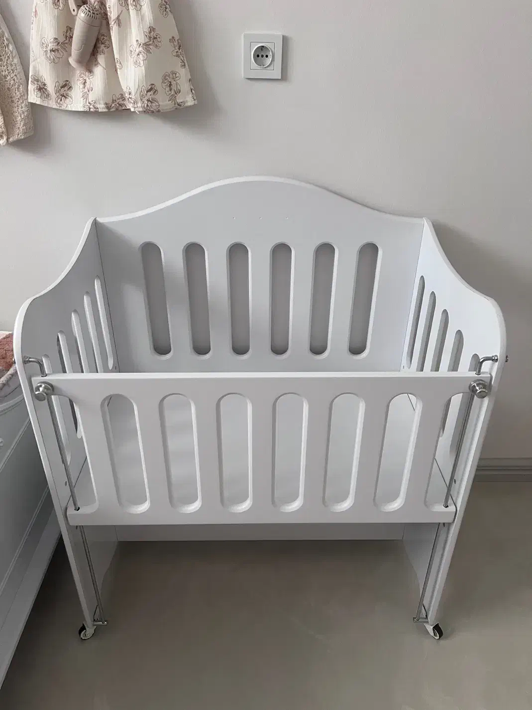 تخت کنار مادر چرخ دار|تخت و صندلی بچه|مشهد, آبکوه|دیوار