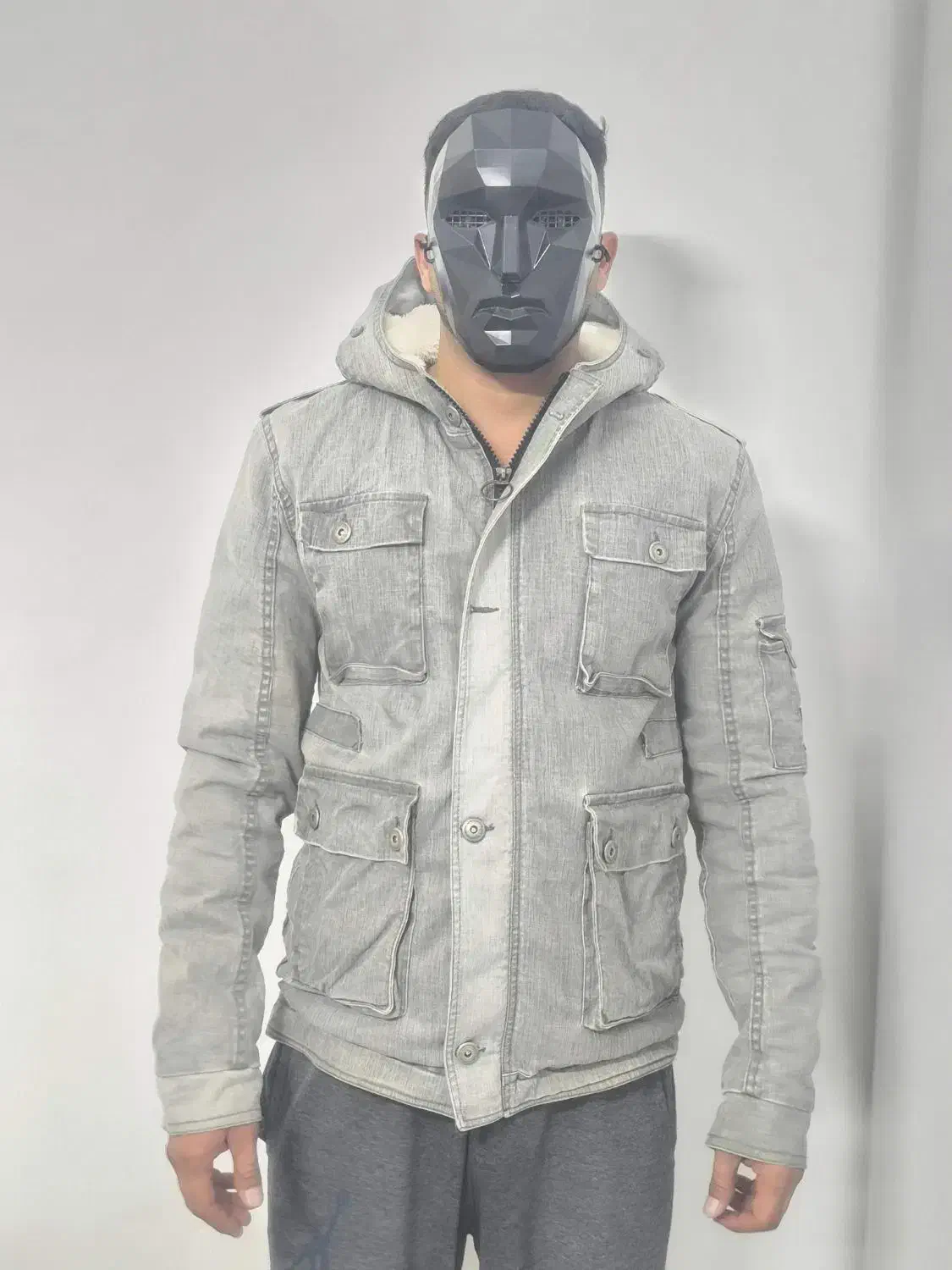 کاپشن|لباس|عطاملک, |دیوار