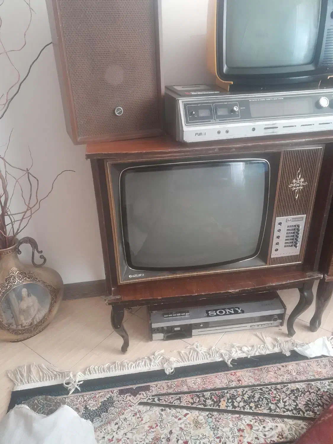 تلویزیون کمدی قدیمی|کلکسیون اشیاء عتیقه|کرمان, |دیوار