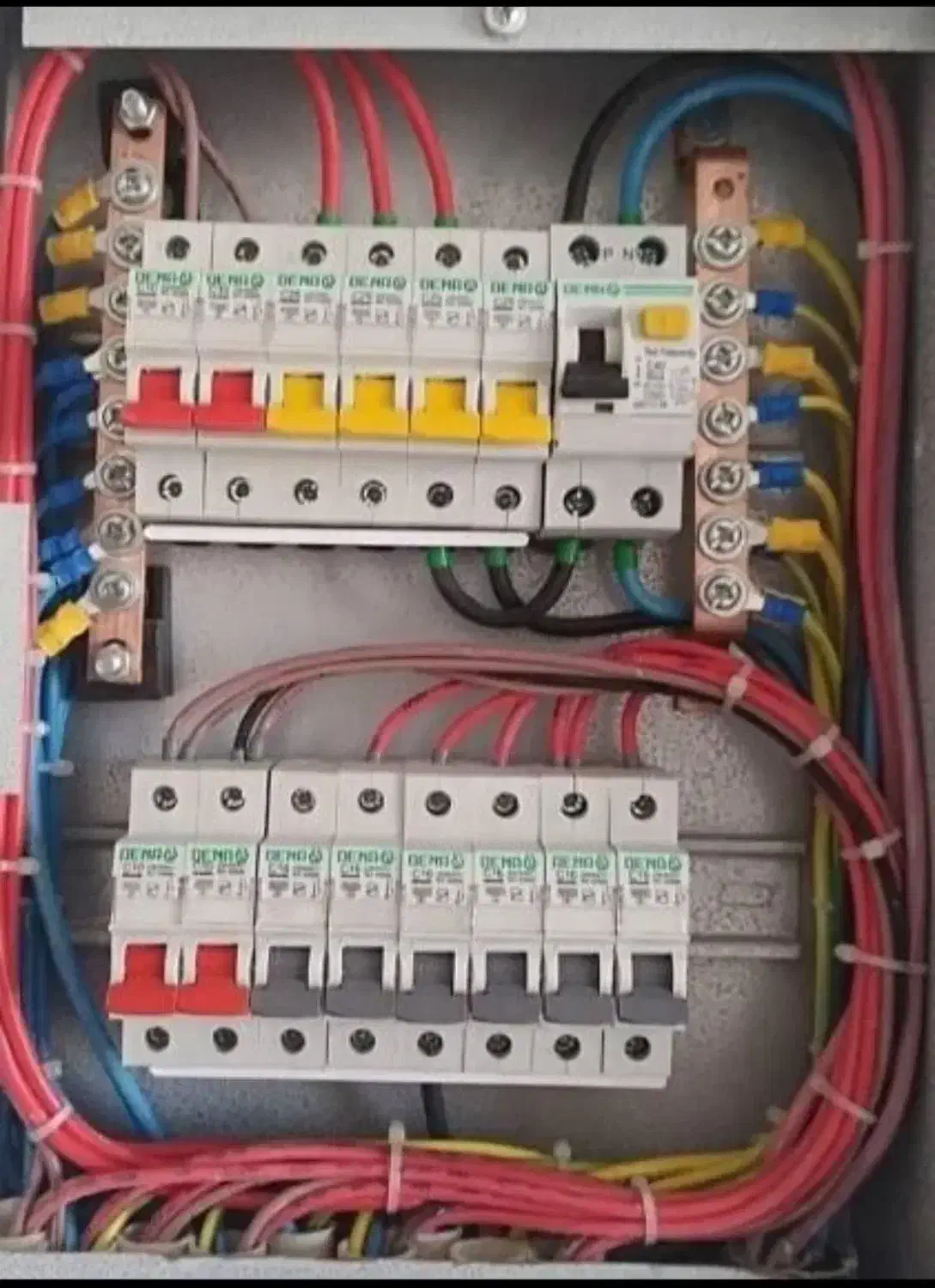 برق کار برقکشی برقکار برقکاری ساختمان سیم کشی|خدمات پیشه و مهارت|اراک, |دیوار