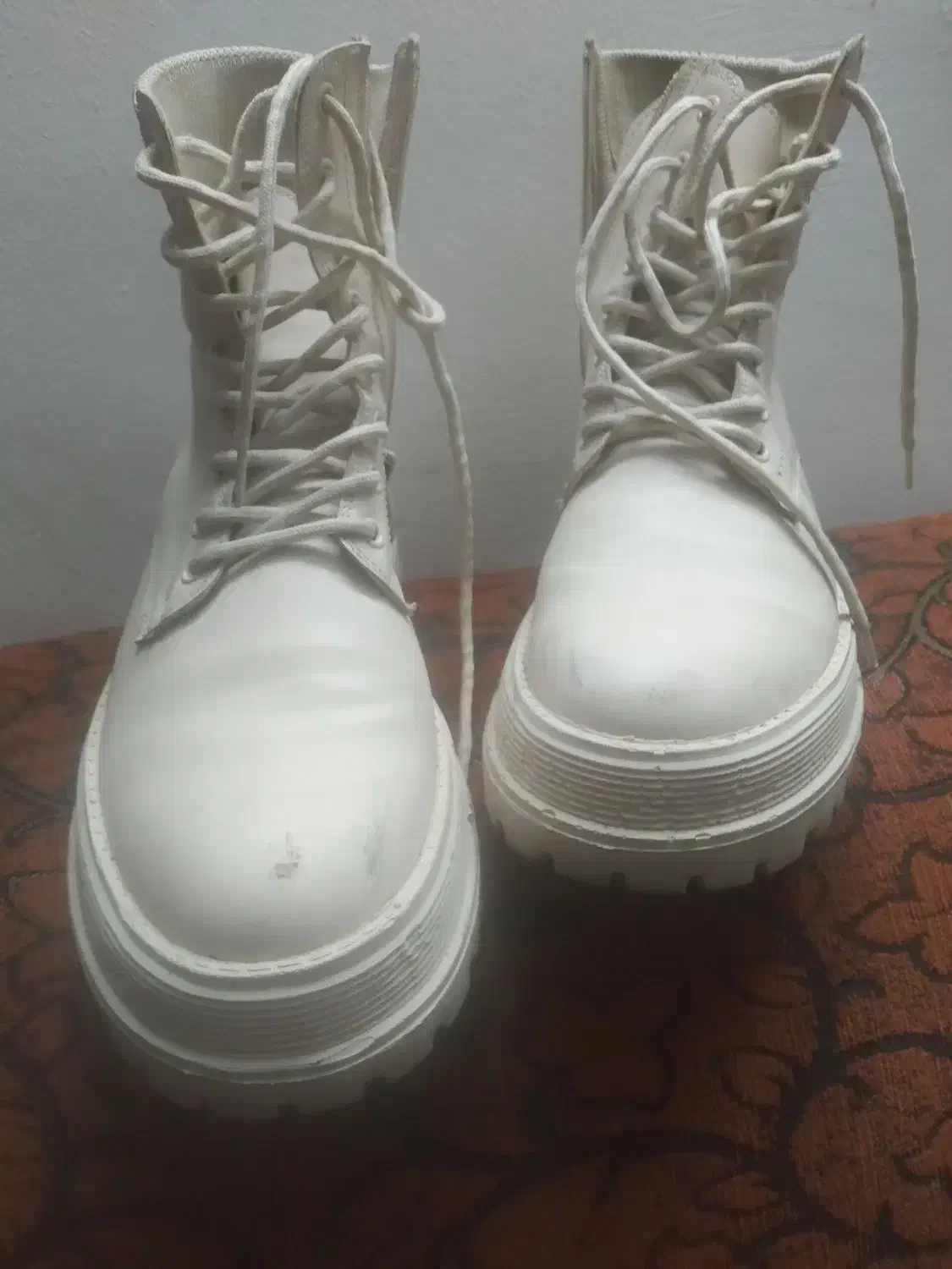 بوت|کیف، کفش، کمربند|بابل, |دیوار