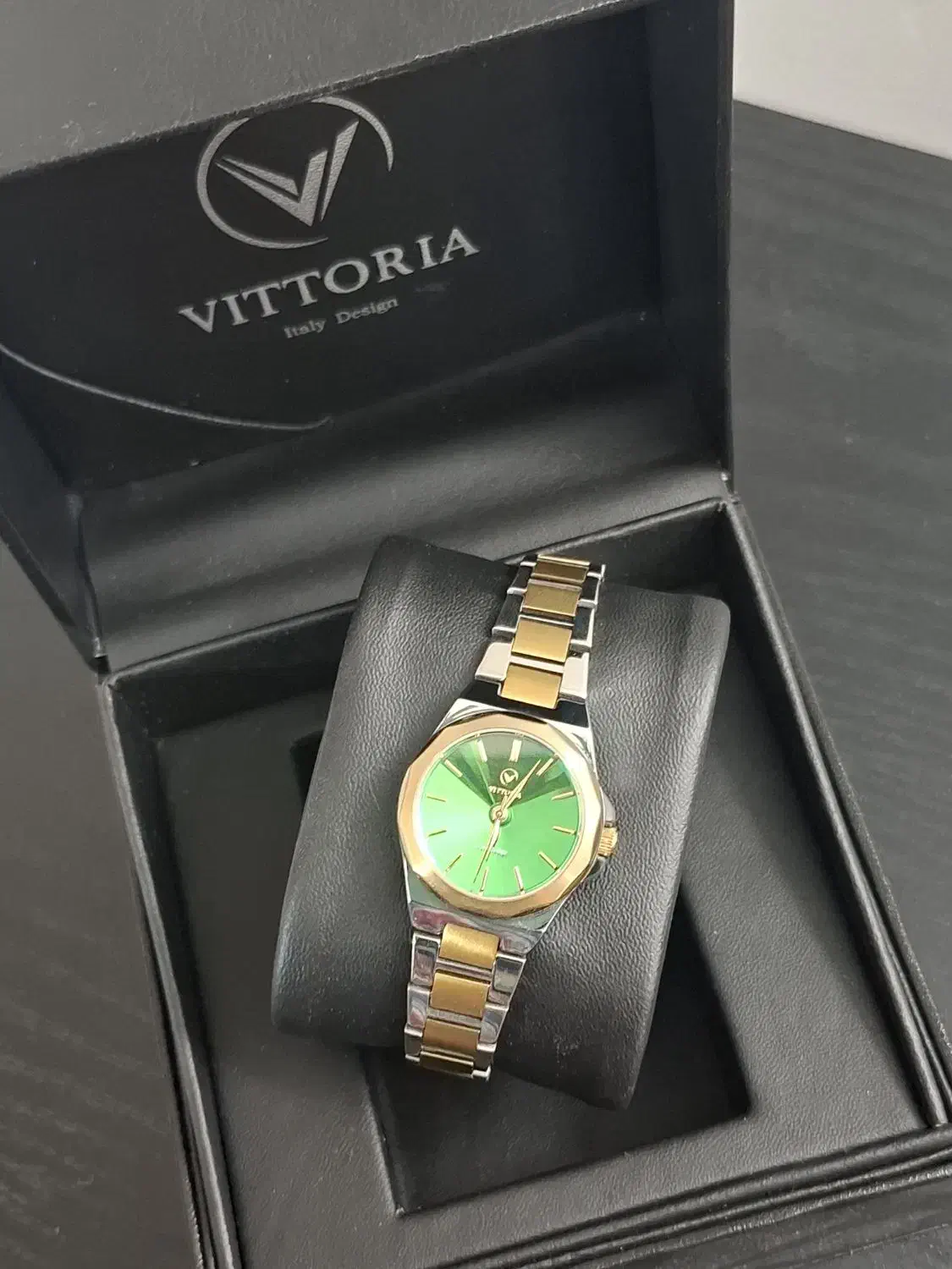 ساعت ویتوریا|ساعت|تهران, والفجر (افسریه)|دیوار