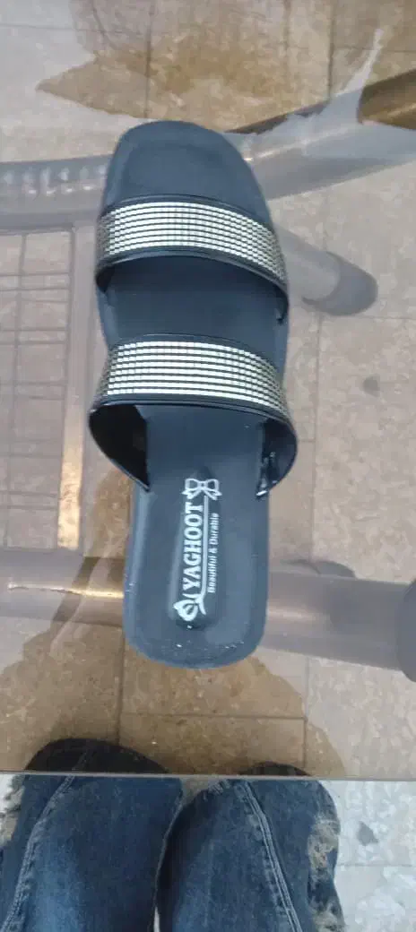 تعدادی دمپایی پلاستیکی و پیو|کیف، کفش، کمربند|شهرکرد, |دیوار