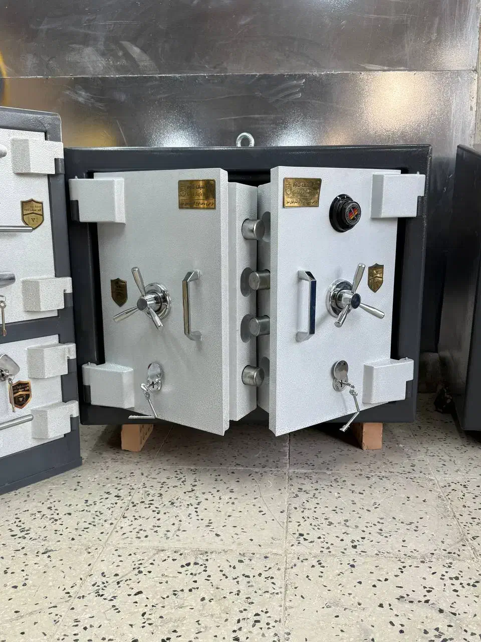 گاوصندوق زیرویترینی گاو صندوق زیرمیزی|ابزارآلات|رشت, گلسار|دیوار