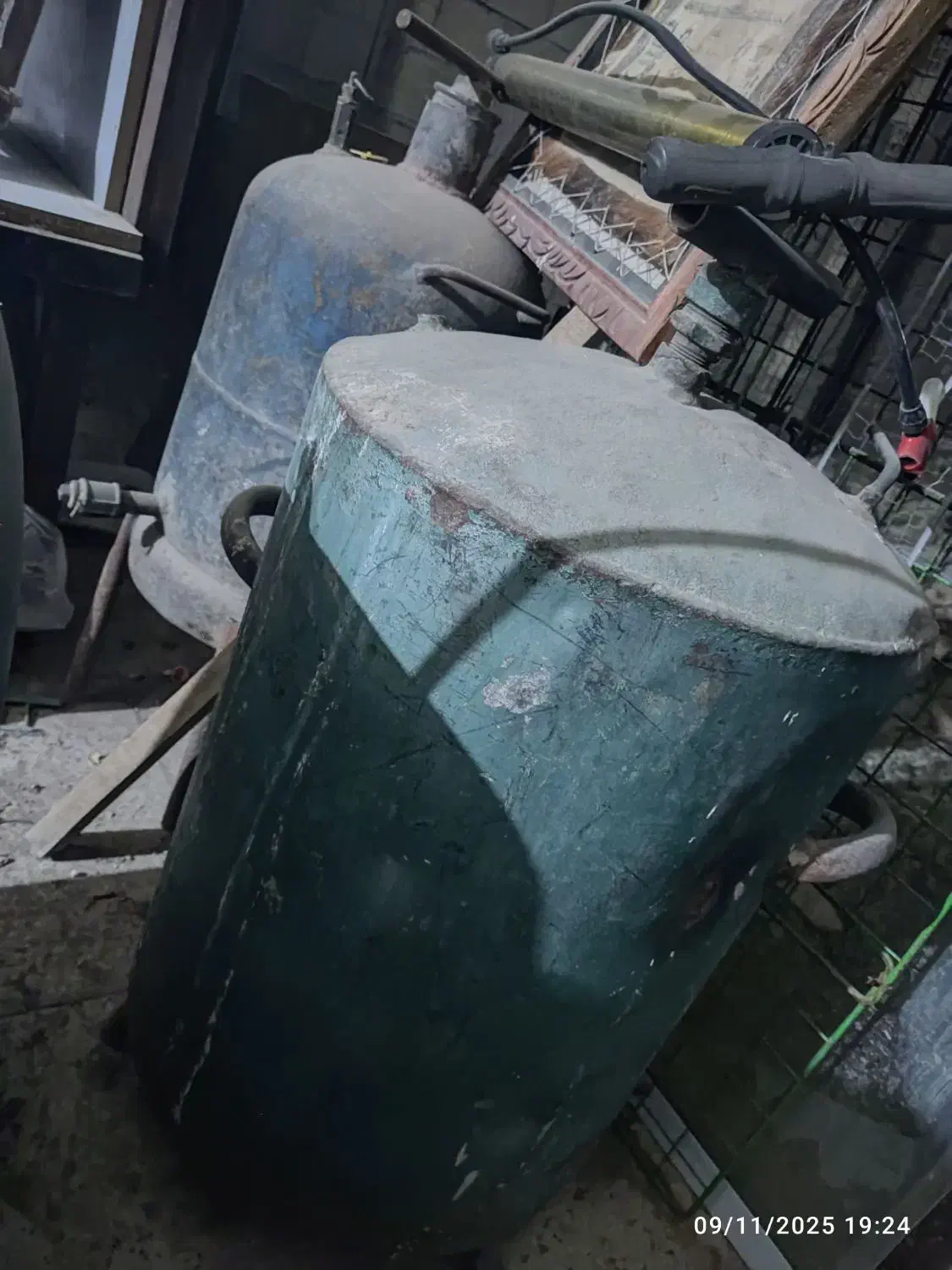 دو عدد کپسول صنعتی برای سندبلاست|ماشین‌آلات صنعتی|آبیک, |دیوار