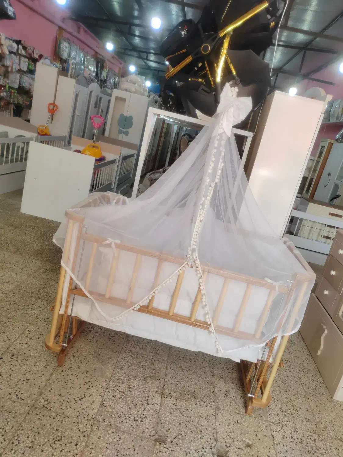 تخت کنار مادر تک نوزادی گهواره دار سیسمونی|تخت و صندلی بچه|مشهد, توس (بلوار توس)|دیوار