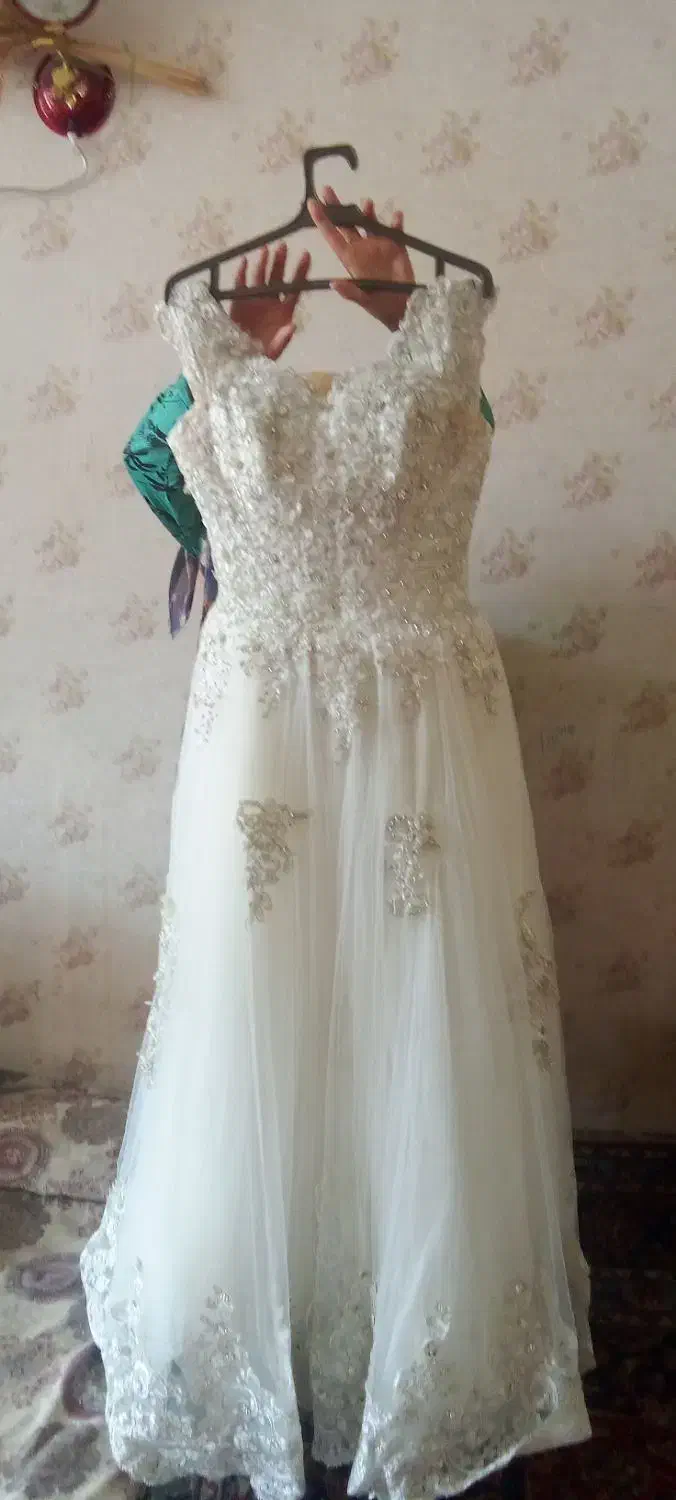 پیراهن عروس|لباس|اصفهان, باغ زرشک|دیوار