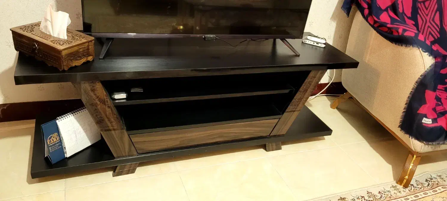 تلویزیون به همراه میز|تلویزیون و پروژکتور|اراک, |دیوار