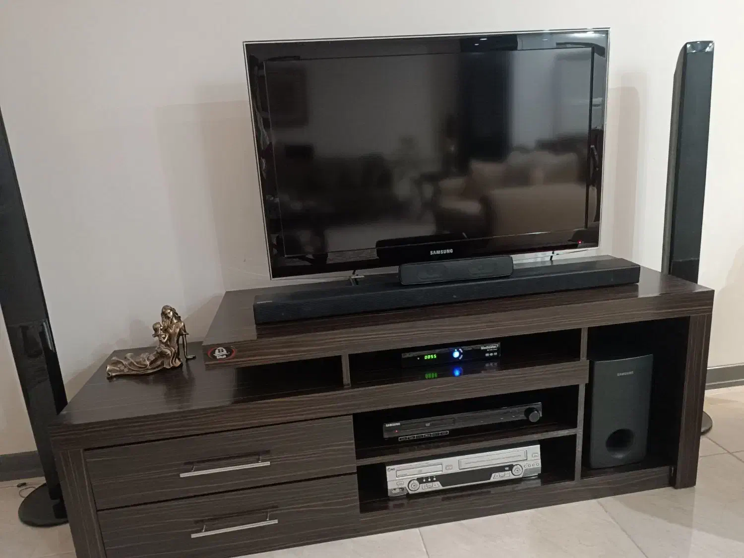 تلویزیون ۴۲ اینچ سامسونگ با میز|تلویزیون و پروژکتور|پردیس, فاز ۸|دیوار