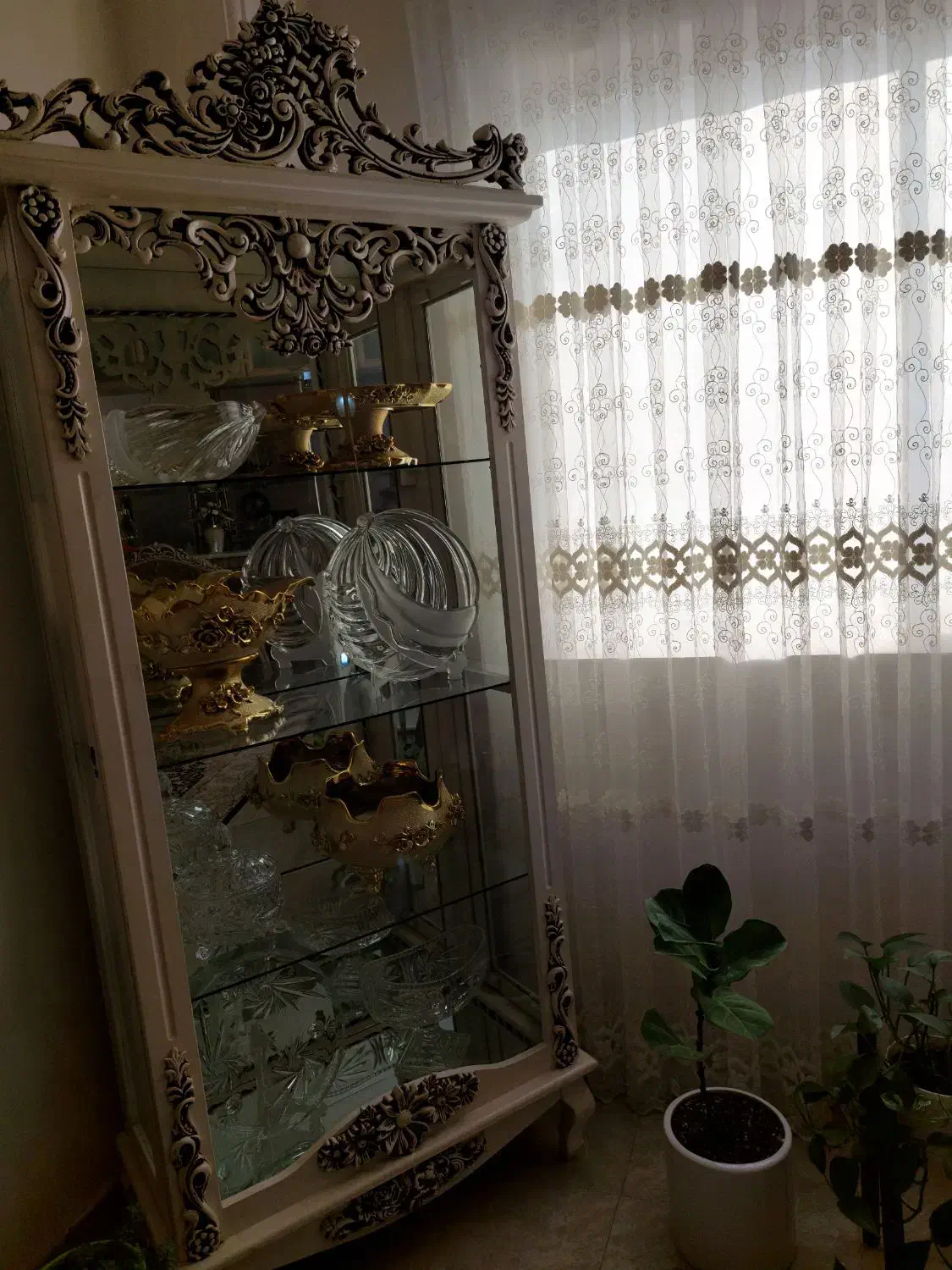 ویترین سفیید سالم|بوفه، ویترین، کنسول|فومن, |دیوار