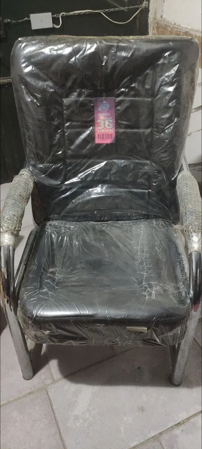 ۸ عدد صندلی در حد نو با میزادتری ال|صندلی و نیمکت|شیروان (خراسان), |دیوار