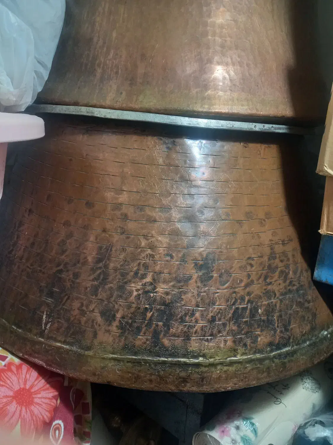 دیگ مسی قدیم درج یک کم کار قدیم|کلکسیون اشیاء عتیقه|نهاوند, |دیوار