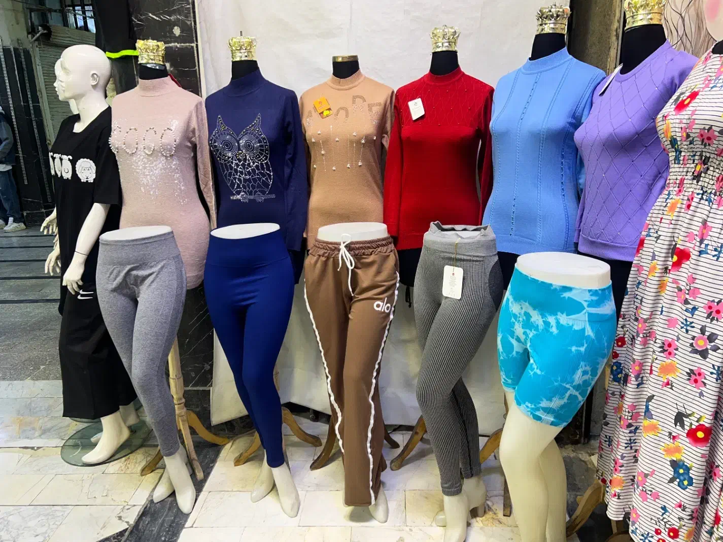 مانکن زنانه|فروشگاه و مغازه|ری, سرتخت|دیوار