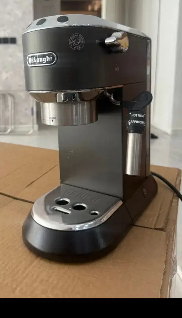 دستگاه  قهوه ساز    (اسپرسو ساز)    دلونگی|سماور، چای‌ساز، قهوه‌ساز|فلاورجان, |دیوار