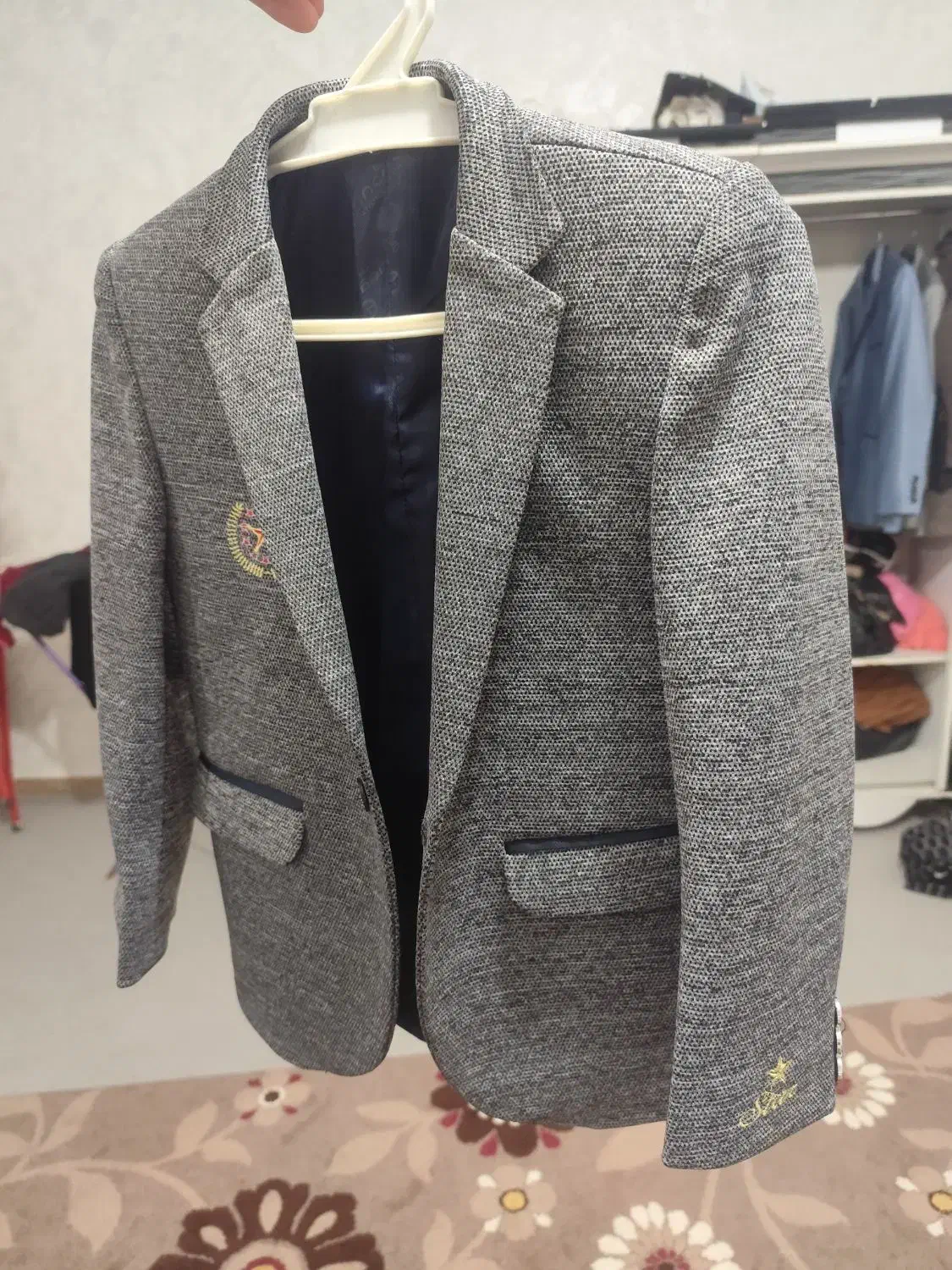 تک کت خوش رنگ|لباس|نقده, |دیوار