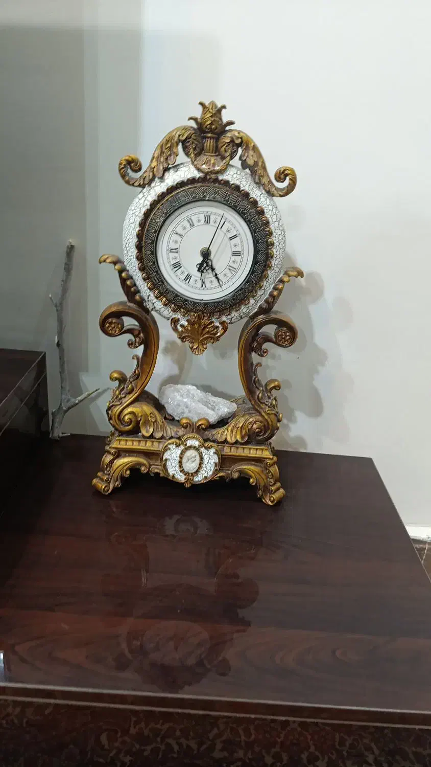 ساعت کاملا سالم|ساعت|بم, |دیوار