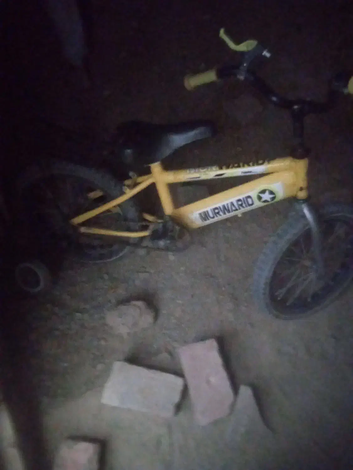 دوچرخه|دوچرخه، اسکیت، اسکوتر|خاش, |دیوار