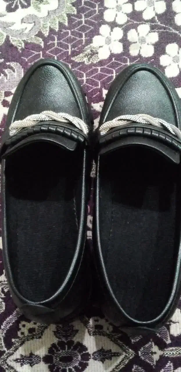 کفش|کیف، کفش، کمربند|بم, |دیوار