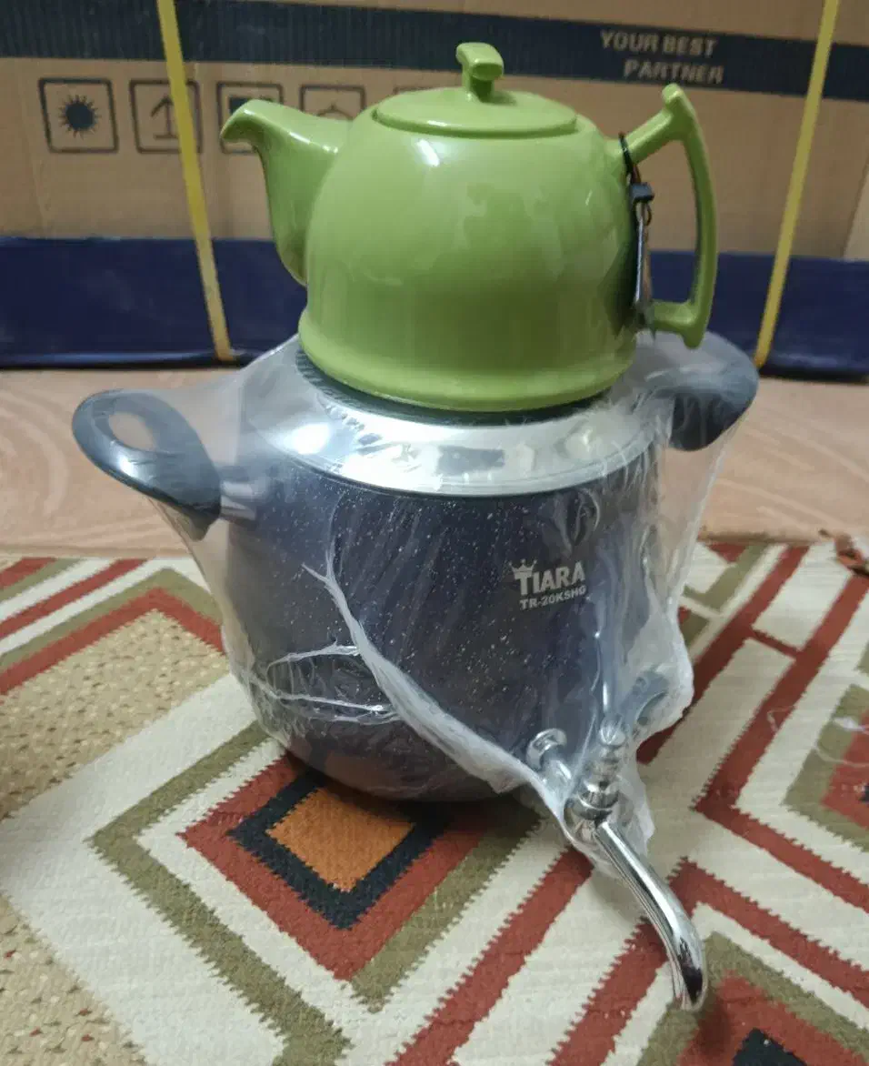 کتری قوری نو|قوری، کتری، قهوهساز دستی|کاشان, کارگر|دیوار