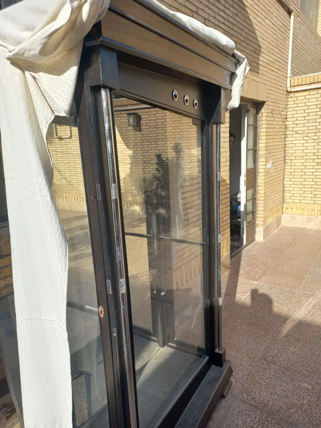 بوفه با شیشه های سالم ۴ طبقه واقعا نو|بوفه، ویترین، کنسول|یزد, |دیوار