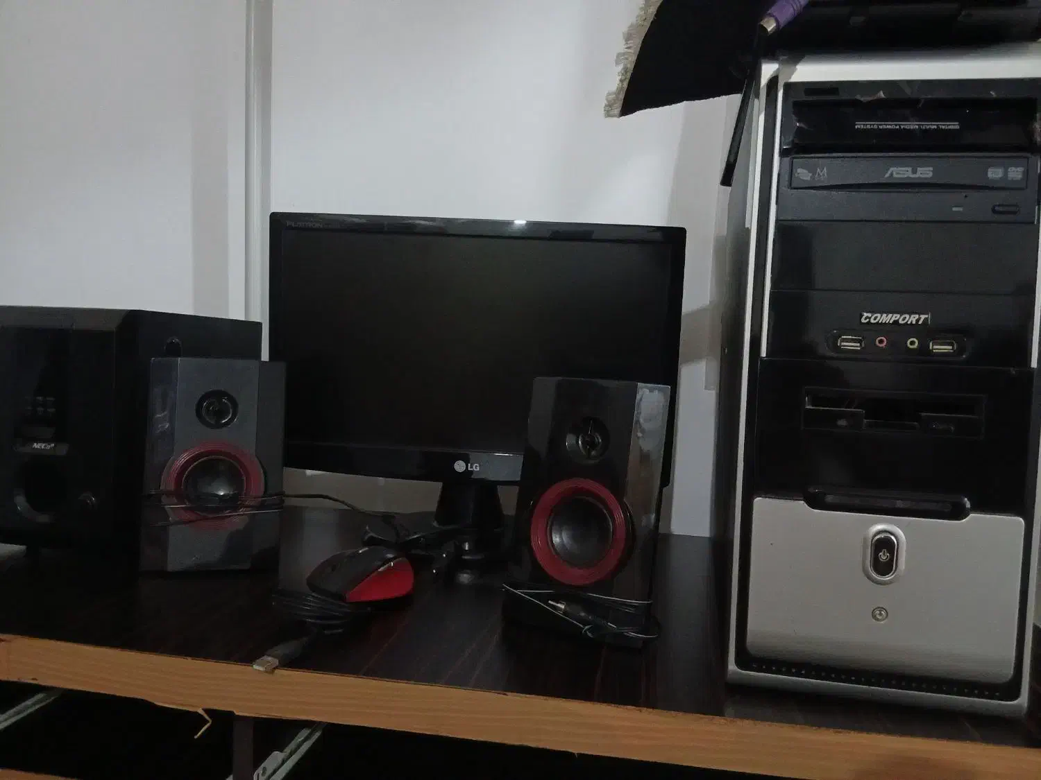 کامپیوتر و میز و باند|رایانه رومیزی|قروه, |دیوار