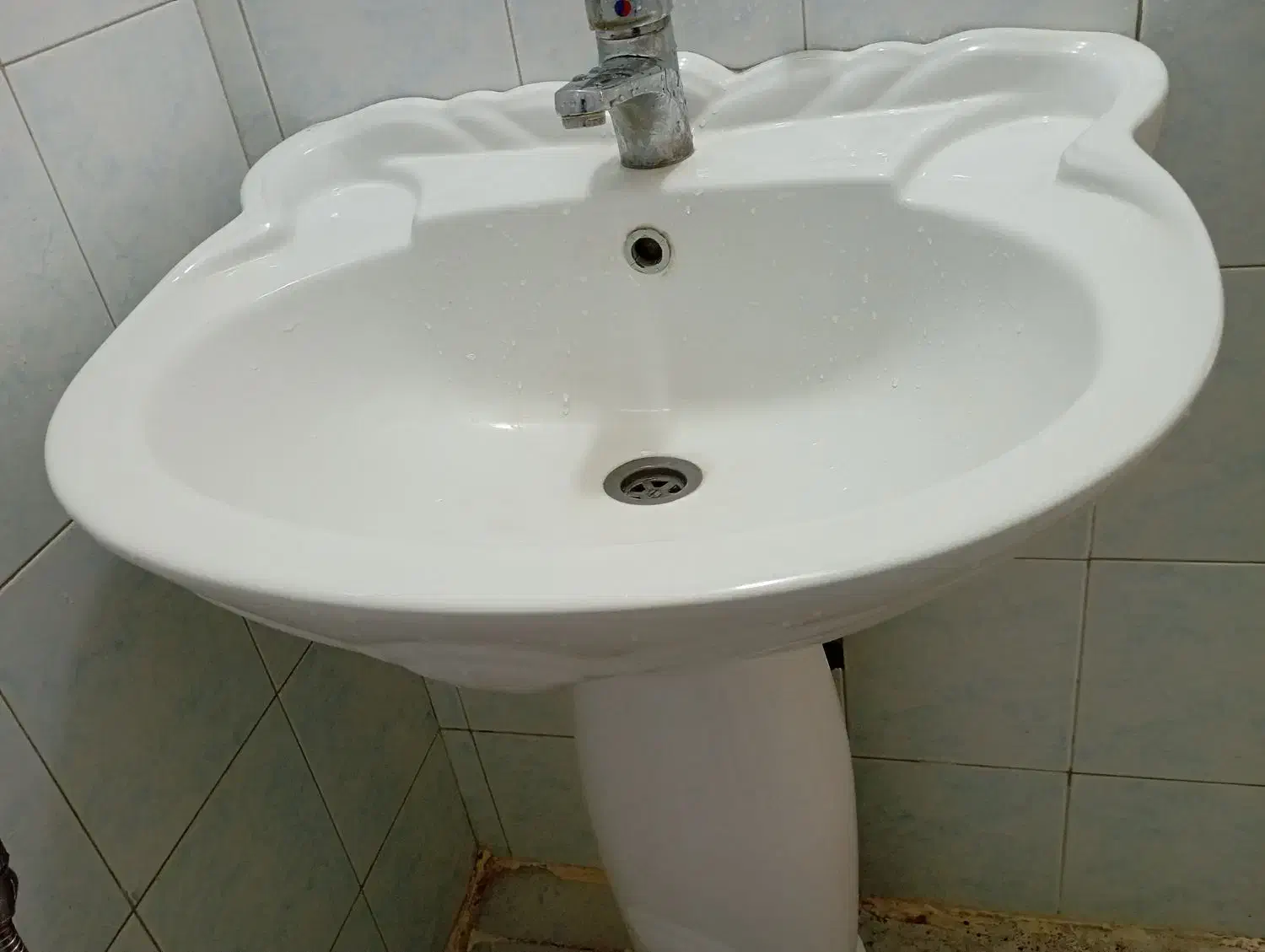 روشویی کامل همراه با شیر اهرمی سالم و بدون نقص|لوازم سرویس بهداشتی|اندیشه, اندیشه فاز ۱|دیوار