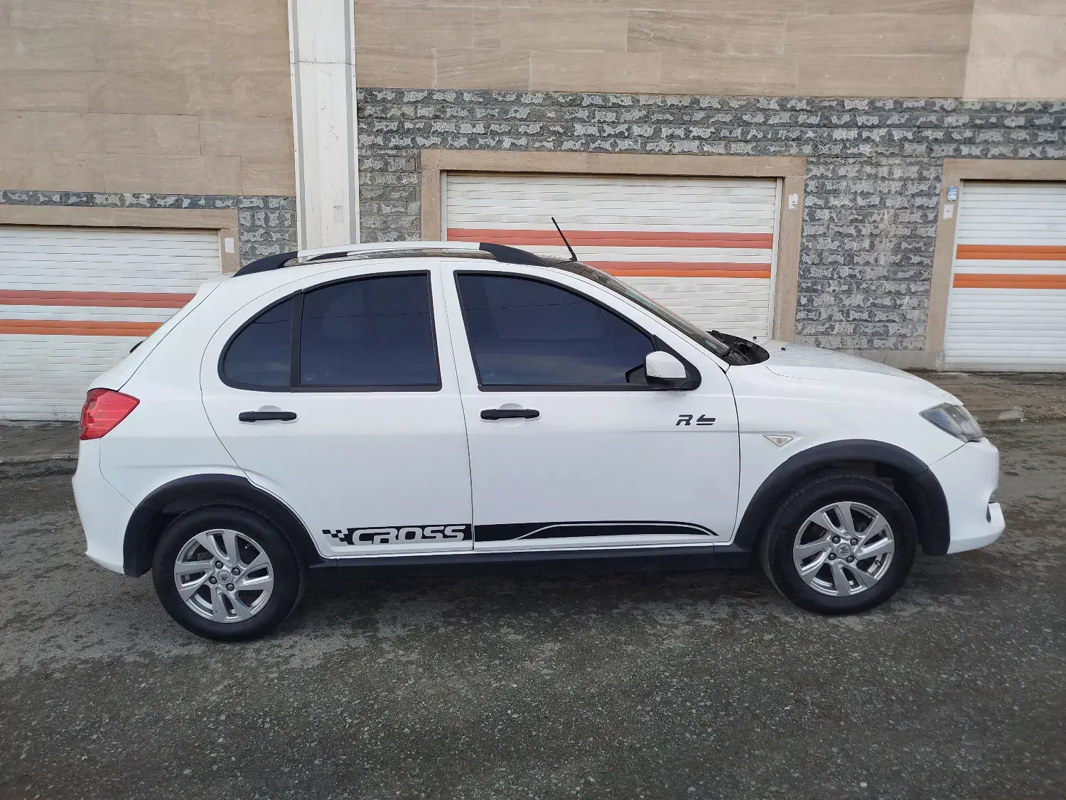 کوئیک R سفید ، سقف مشکی ، مدل 99|خودرو سواری و وانت|سنندج, |دیوار