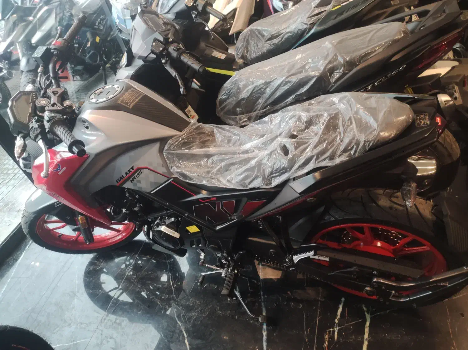 Na 180|موتورسیکلت|شیراز, شیشه‌گری|دیوار