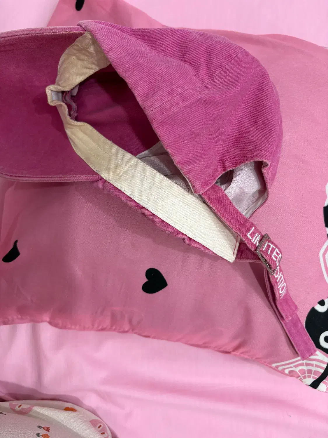 کلاه لبه دار صورتی|لباس|رشت, گلباغ نماز|دیوار