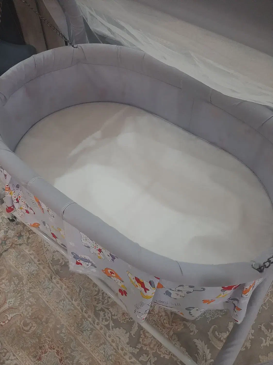 گهواره و آغوشی و لباس|تخت و صندلی بچه|رشت, استادسرا|دیوار