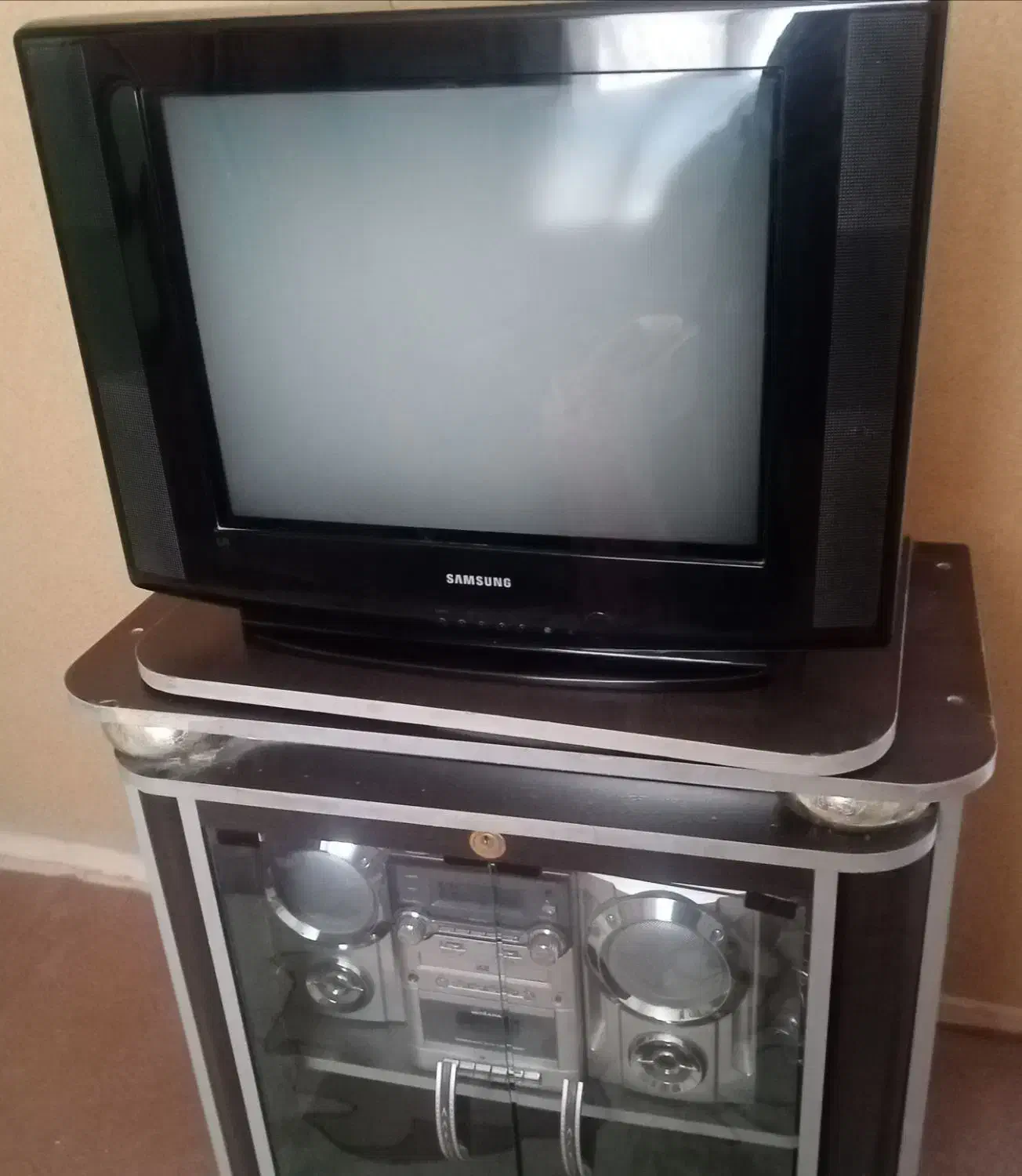 فروش تلوزیون ومیز وضبط وباند|تلویزیون و پروژکتور|گلپایگان, |دیوار