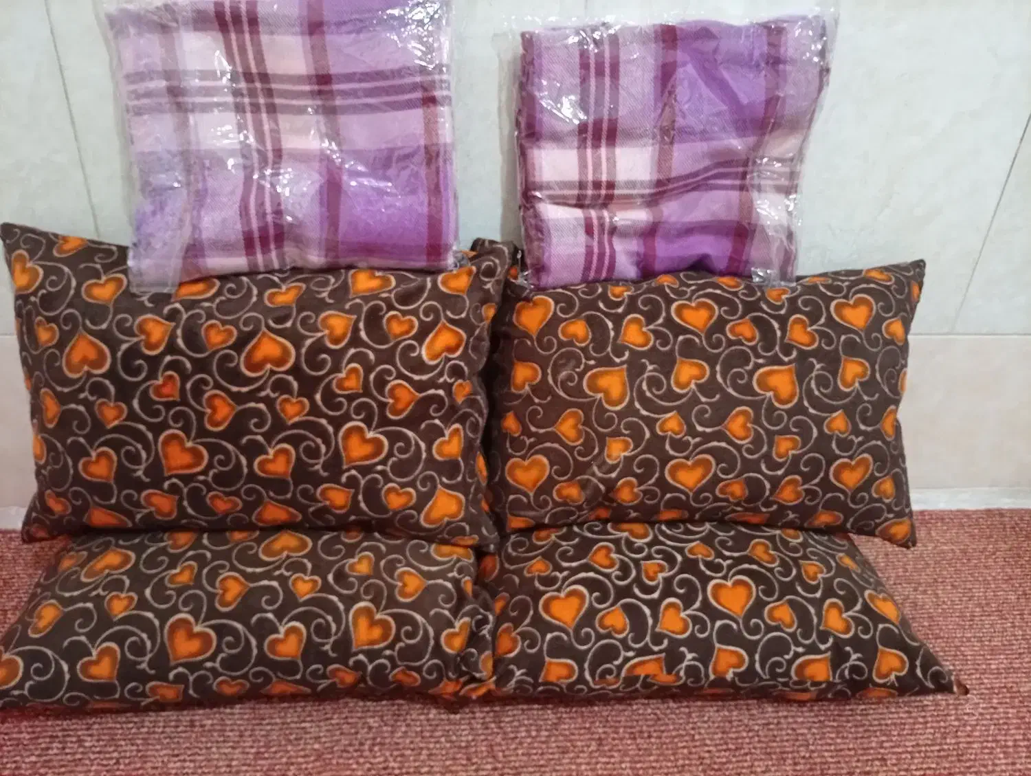 بالشت|رختخواب، بالش، پتو|قم, قلعه کامکار|دیوار